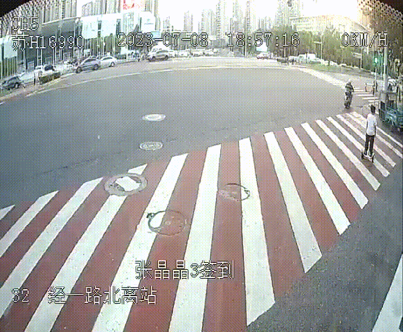 男子骑车撞上路礅,公交驾驶员及时停车相助.gif 男子骑车撞上路礅,公交驾驶员及时停车相助.gif